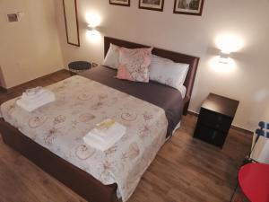 1 dormitorio con 1 cama con 2 toallas en B. & B. Trip Al Duomo en Crotone