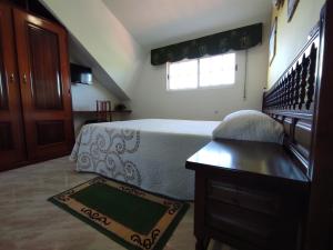 A bed or beds in a room at Pension Casa Carmela