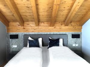 A bed or beds in a room at Chalet Bergzeit