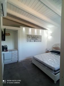 A bed or beds in a room at Bello Bello Rooms