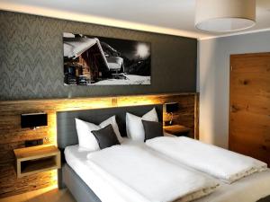 A bed or beds in a room at Chalet Bergzeit