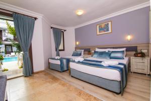 Ein Bett oder Betten in einem Zimmer der Unterkunft Dalyan Hotel Nish Caria
