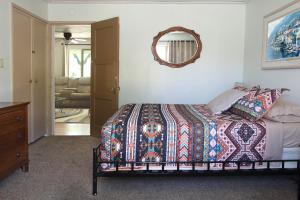 Postel nebo postele na pokoji v ubytování Kern Riverview Inn