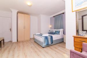 Ein Bett oder Betten in einem Zimmer der Unterkunft Dalyan Hotel Nish Caria