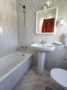 A bathroom at Pension Casa Carmela Még 27 kép