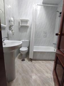 A bathroom at Pension Casa Carmela