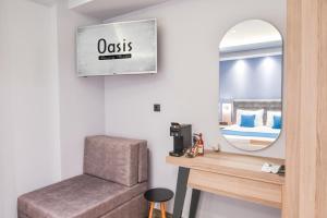 a dressing room with a chair and a mirror at Oasis in Sarti