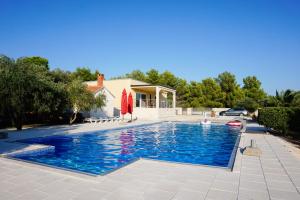 Bazén v ubytování Ferienhaus auf der Insel Vir, 2 Pools, sehr privat, ideal für Familien nebo v jeho okolí