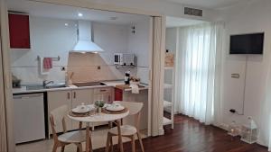 A kitchen or kitchenette at Alameda11