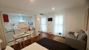 A kitchen or kitchenette at Alameda11