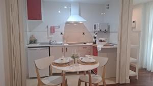 A kitchen or kitchenette at Alameda11
