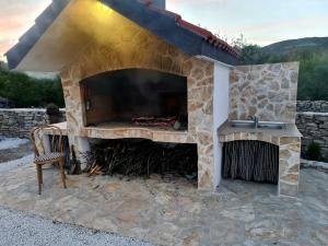 Fotografie z fotogalerie ubytování House Camellia with fenced pool and playground v destinaci Blizna Donja