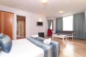Ein Bett oder Betten in einem Zimmer der Unterkunft Dalyan Hotel Nish Caria