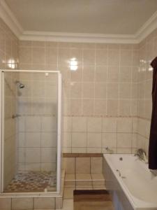 Koupelna v ubytování KwaNomzi Botique Lodge