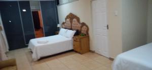Postel nebo postele na pokoji v ubytování KwaNomzi Botique Lodge