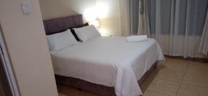 Postel nebo postele na pokoji v ubytování KwaNomzi Botique Lodge
