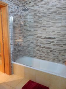 Ένα μπάνιο στο PIUKEWEN +30 φωτογραφίες