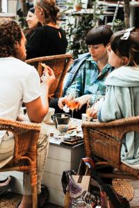 grupa ludzi siedzących przy stole jedzących w obiekcie Hotel Doria w mieście Bellaria-Igea Marina +37 zdjęć