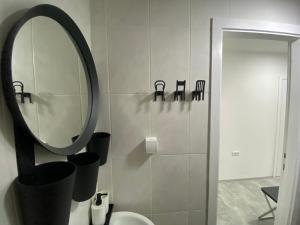 パンチェヴォにあるOMIS Roomsの鏡とトイレのあるバスルーム +35枚の写真