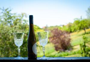 a bottle of wine and two glasses on a table at Ferienwohnung Heimatgefühl in Rimpar bei Würzburg in Rimpar