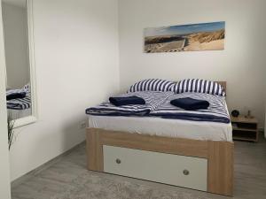 - une chambre avec un lit dans l'établissement Ferienwohnung Maximilian, à Grömitz