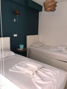 カシュにあるKasinn Apart Beyazのベッド2台(白いタオル付)が備わる客室です。