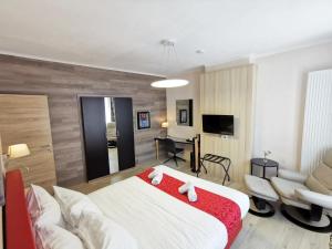 Schlafzimmer mit einem großen weißen Bett und einem Schreibtisch in der Unterkunft Hotel Cardiff in Ostende