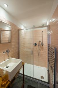 ein Bad mit einer Dusche und einem Waschbecken in der Unterkunft Night Galleria - bed & art in Burano