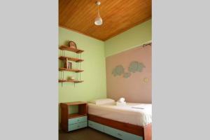 una camera con letto e soffitto in legno di Casa Vergina a Chania