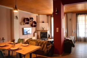 een woonkamer met een tafel en een woonkamer met een bank bij Casa Vergina in Chania
