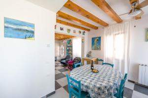 a dining room with a table and chairs at Night Galleria holiday home - bed & art -sea view in Burano