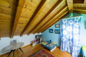 een woonkamer met houten plafonds en een tafel bij Night Galleria - bed & art in Burano
