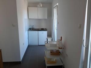 Kuchyň nebo kuchyňský kout v ubytování Apartmani Ivan