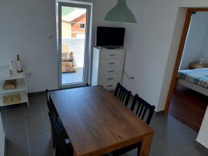TV a/nebo společenská místnost v ubytování Apartmani Ivan