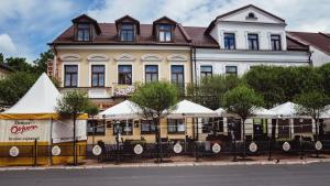 duży żółty budynek z drzewami przed nim w obiekcie Hotel Osjann w Białej Podlaskiej