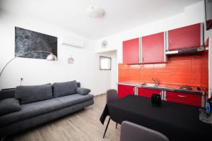 sala de estar con sofá y cocina en Gof apartment, en Zadar