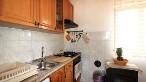 Kuchyň nebo kuchyňský kout v ubytování Apartmani Meri