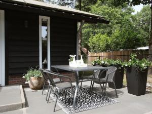 czarny stół i krzesła na patio w obiekcie Fascinating Holiday Home in Meijel with garden w mieście Meijel