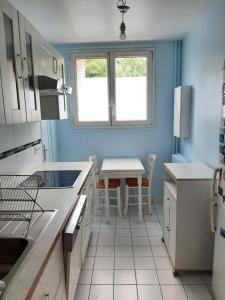 Dapur atau dapur kecil di 2 bedrooms Apartment with parking Paris Neuilly