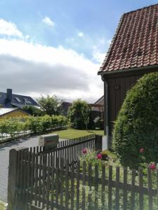 a wooden fence in front of a house at Harzhaus Ida in Elbingerode