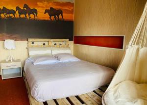 En eller flere senge i et værelse på Chambre Texas 2 pers au Calme proche de Bagnoles