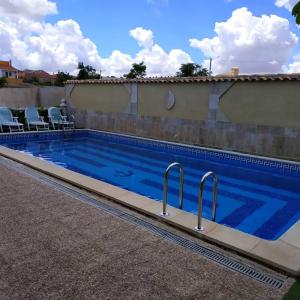 una piscina con dos mangos en una pared de ladrillo en Casa Rural la Veguilla, en La Almarcha