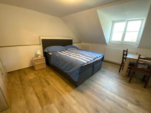 ein Schlafzimmer mit einem Bett und einem Tisch darin in der Unterkunft Hotel Gasthof Engel in Kleinlützel