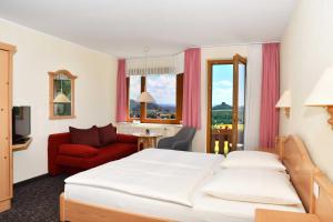 Postel nebo postele na pokoji v ubytování Panoramahotel Wolfsberg + 13 fotografií