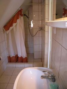een badkamer met een douche en een witte wastafel bij Apartment in Siofok/Balaton 35634 in Siófok