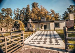 una casa con una puerta y un tablero de ajedrez en La Cañada, en Minas
