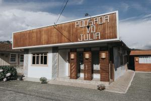 un edificio con un cartel que lee la clínica veterinaria en Pousada Vó Julia, en Urubici