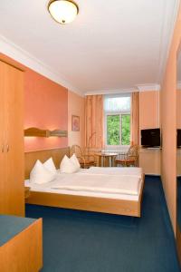 Säng eller sängar i ett rum på Panoramahotel Wolfsberg