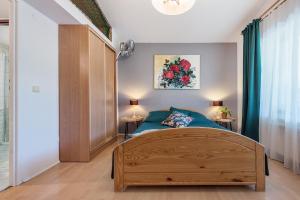RymanówにあるAgroturystyka Salamanderのベッドルーム1室(木製ベッド1台、青いシーツ付)