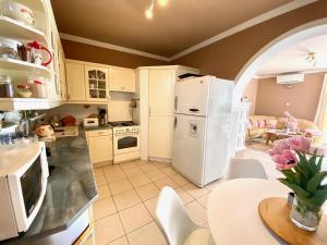 Kuchyňa alebo kuchynka v ubytovaní Do-Ti Apartmanház Balatonlelle